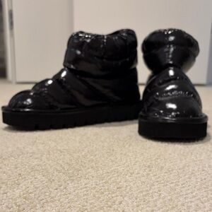 NWOT Women’s  Black Puffer Boots